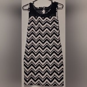 Blu- black and white design dress